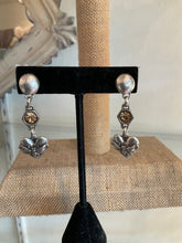 Load image into Gallery viewer, Bee Earring
