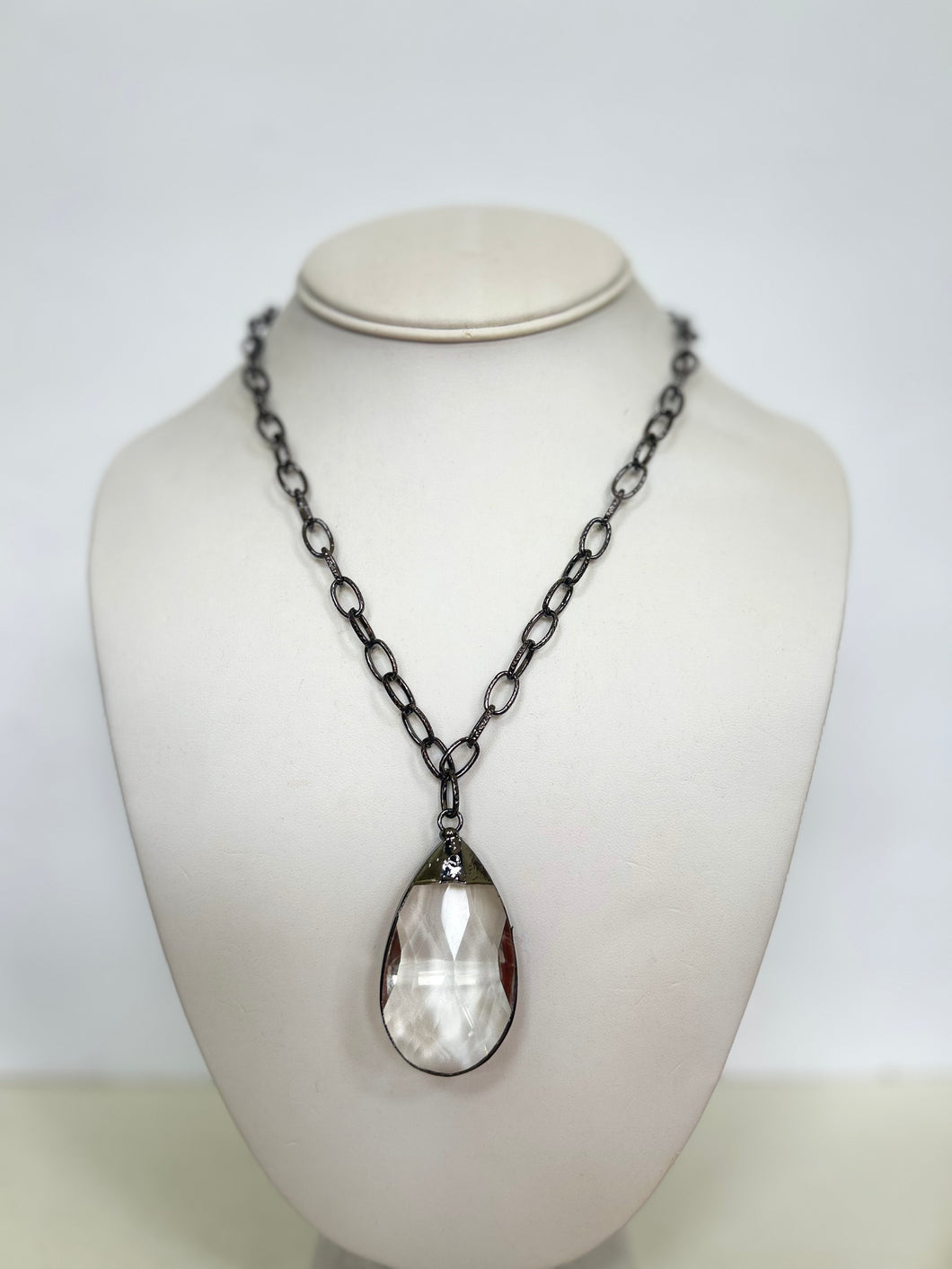 CRYSTAL PENDANT NECKLACE